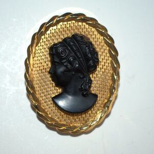 Vintage Rare Left Facing Cameo Brooch